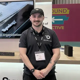 A Duplia team member at a partner stand at a trade show